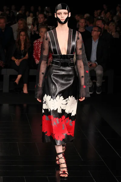 Look 16